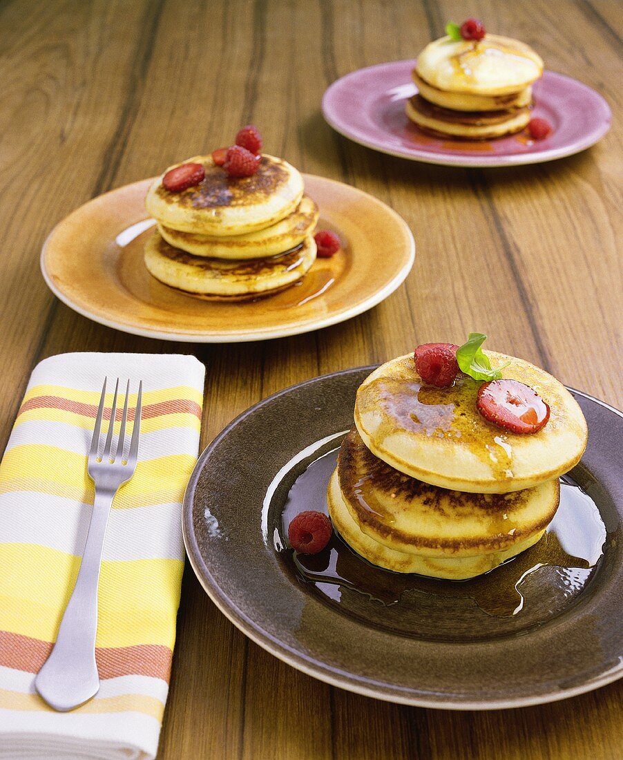 Pancakes mit Ahornsirup und Erdbeeren