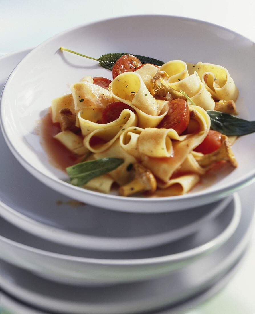 Papardelle mit Kirschtomaten und Pfifferlingen