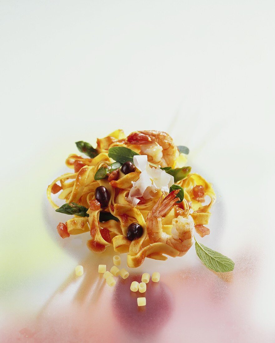 Tagliatelle with tomatoes, shrimps and green asparagus