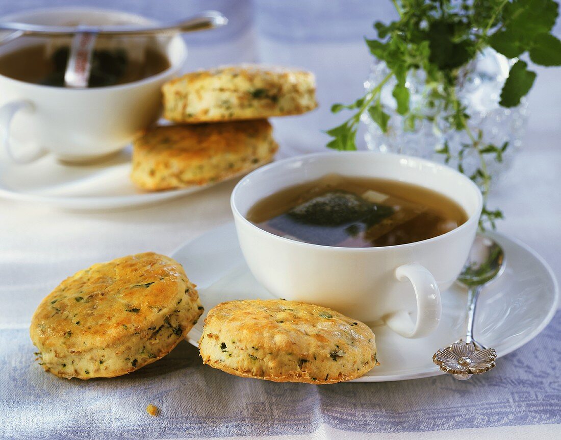 Kräuterscones mit Tee