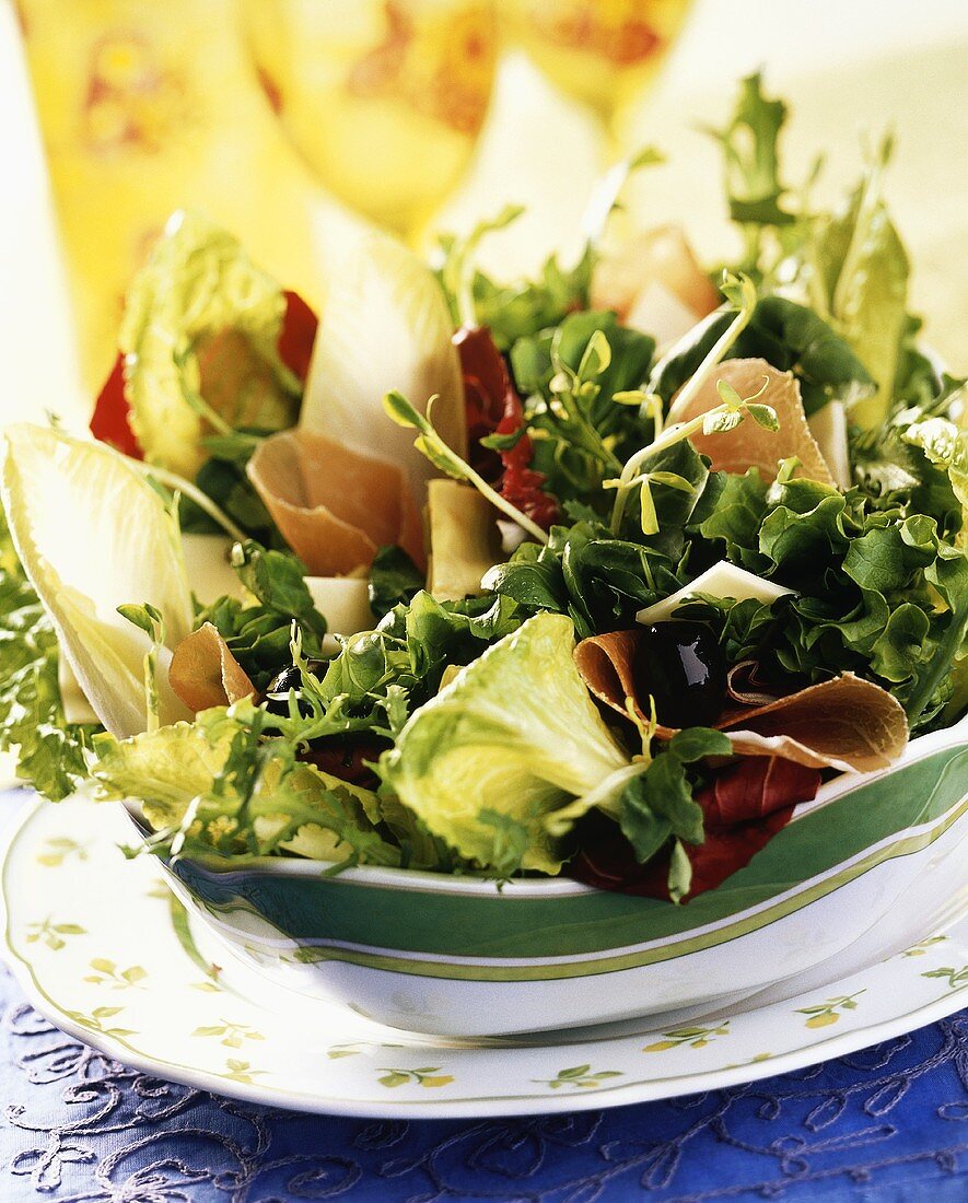 Mixed salad leaves with ham