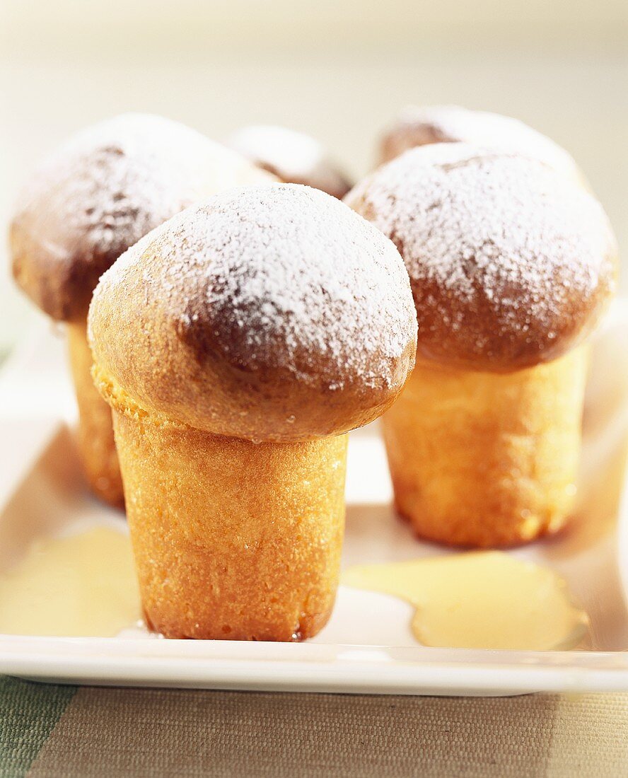 Mini Baba au rhum (Mit Rum getränktes Hefegebäck)