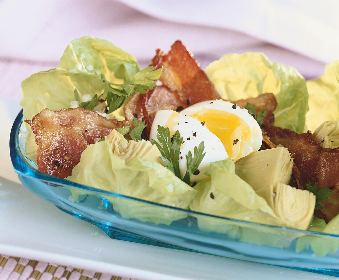 Salat mit Artischocke, gebratenem Speck und Ei