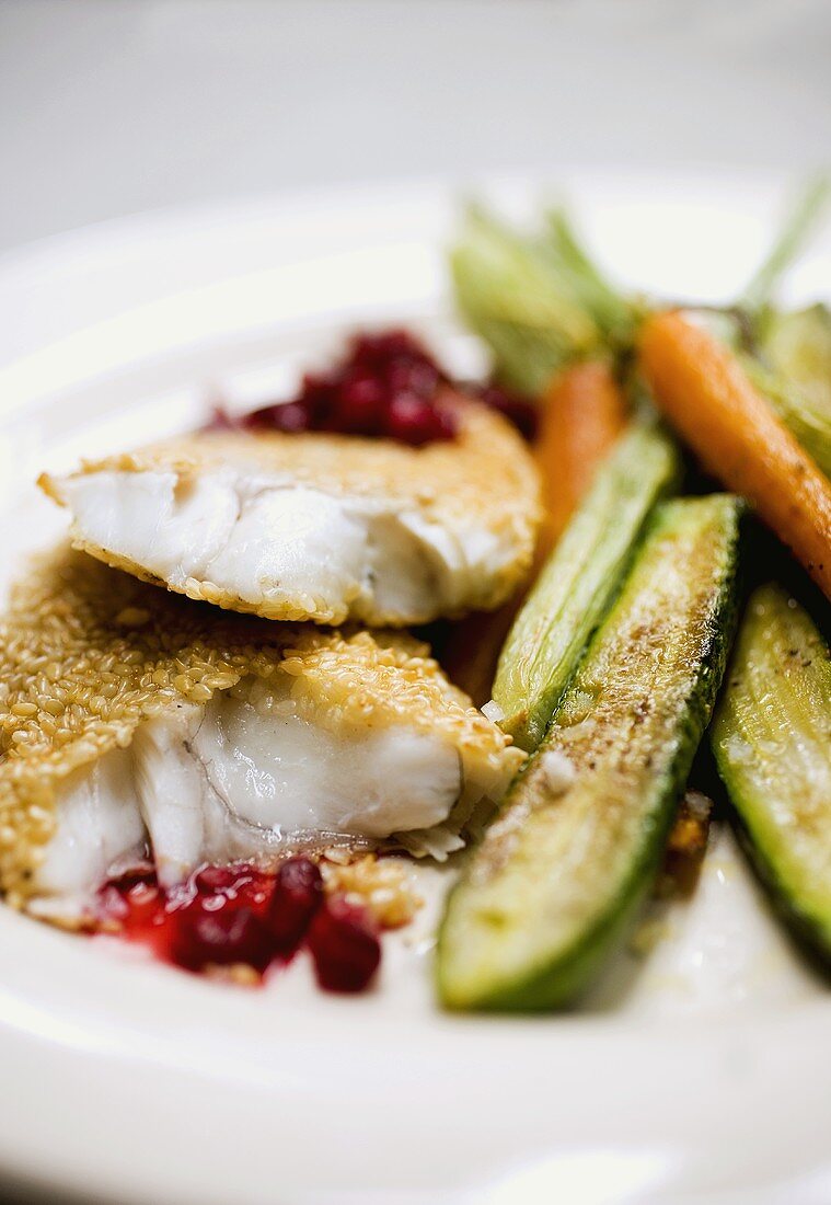 Fish with sesame crust, vegetables and cranberries