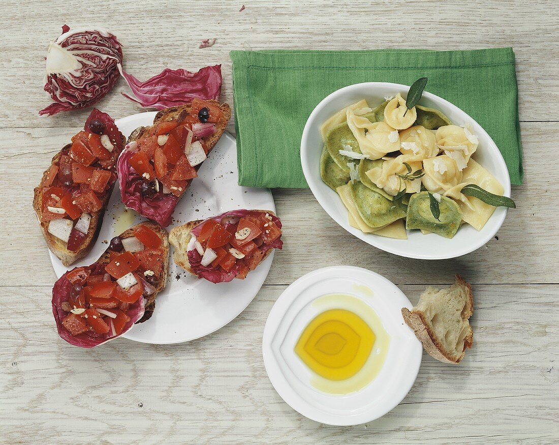 Tortellini mit Salbei, Olivenöl und Bruschetta mit Radicchio