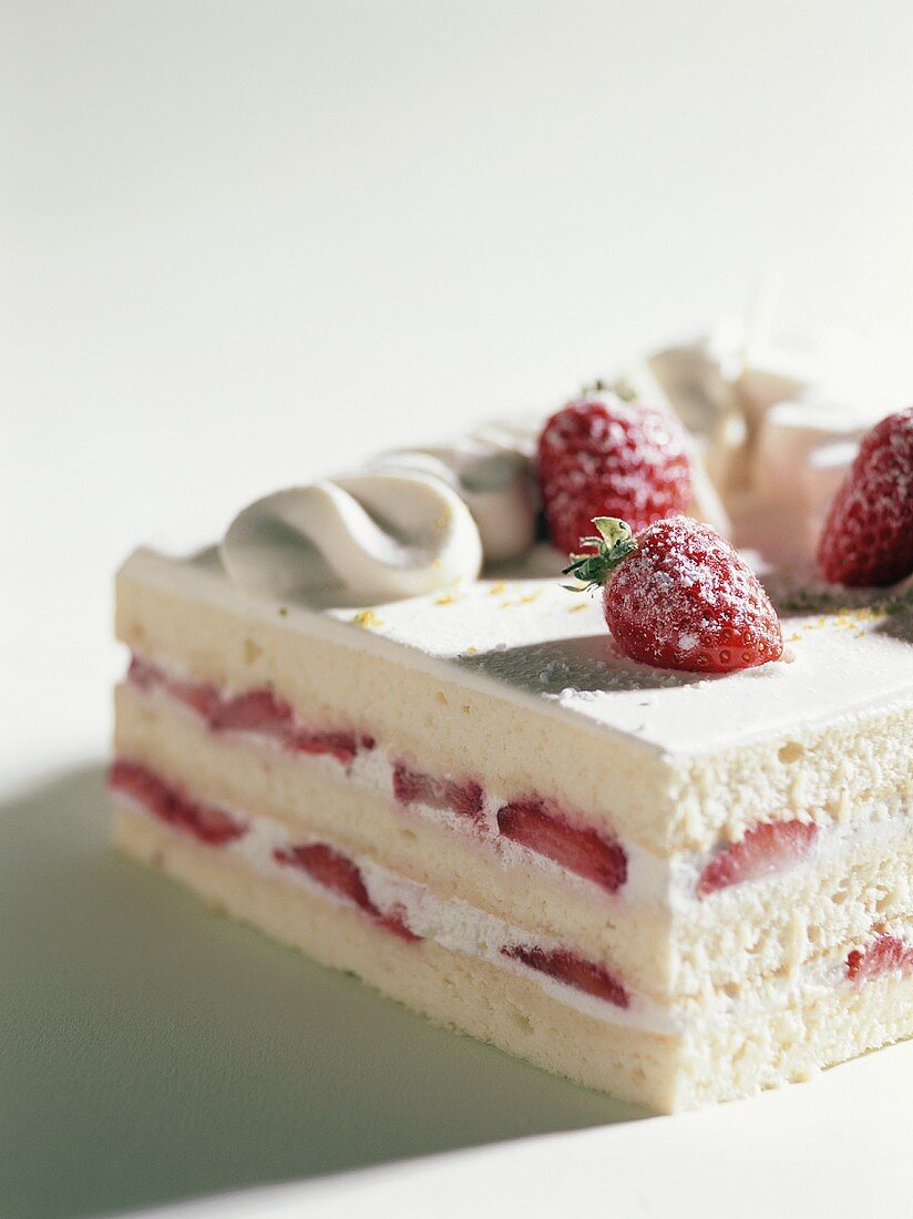 Sponge cake with strawberries