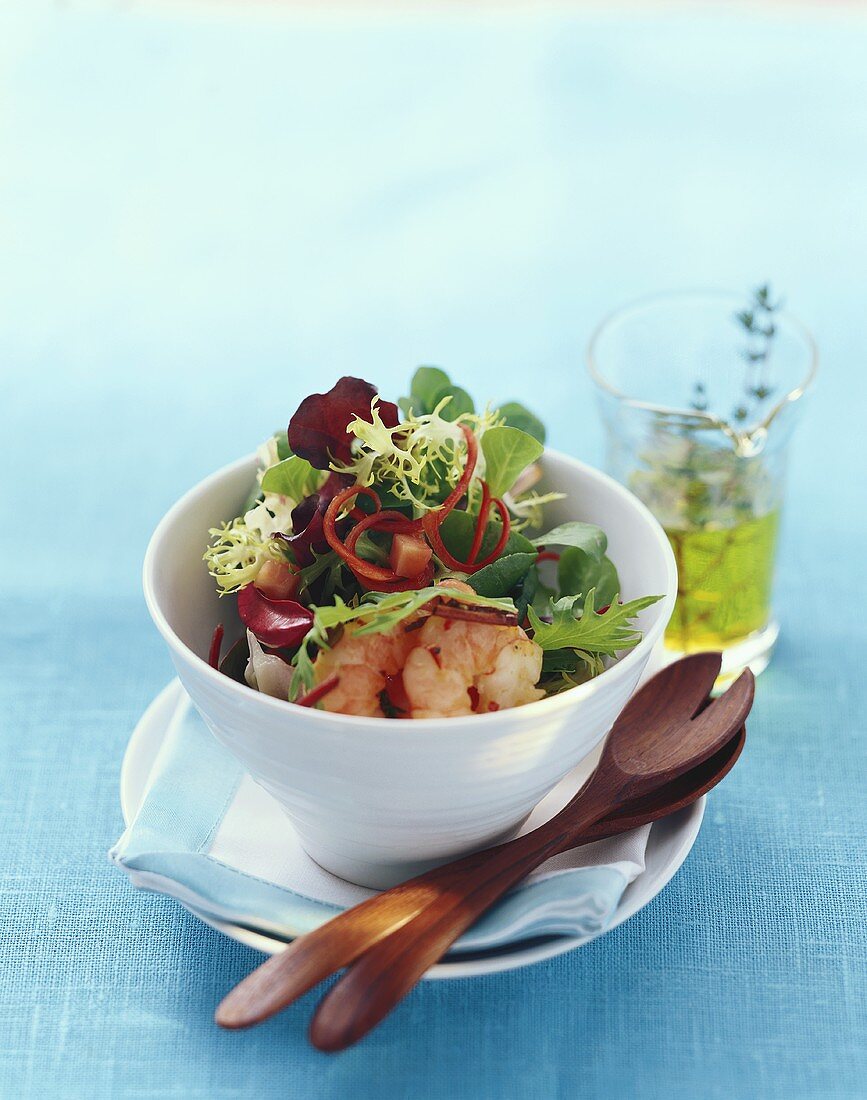 Gemischter Salat mit Garnelen und Papaya