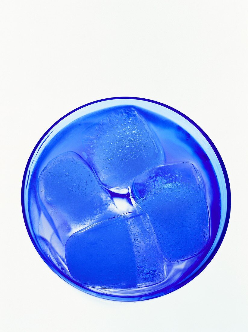 Ein Glas Wasser mit Eiswürfeln