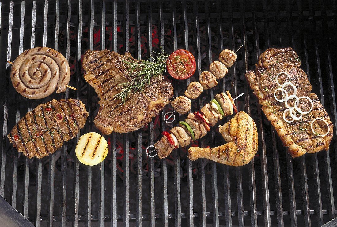 Fleisch und Wurst auf dem Grill