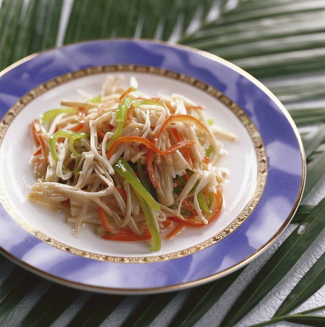 Enokitake mit Paprikastreifen