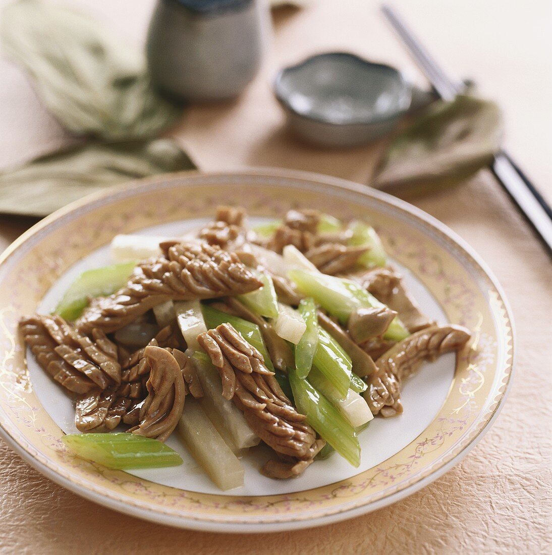 Schweinenieren mit Yamwurzeln und Staudensellerie (China)