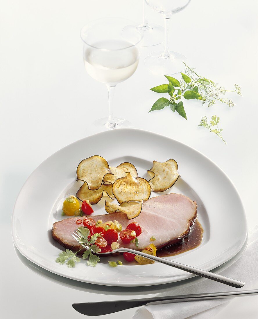 Schinkenbraten mit Tomatengemüse und Auberginenchips