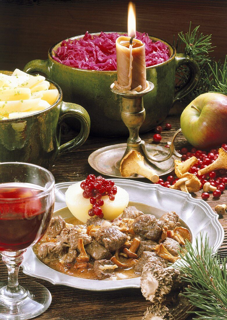 Rehgulasch mit Petersilienkartoffeln und Rotkohl