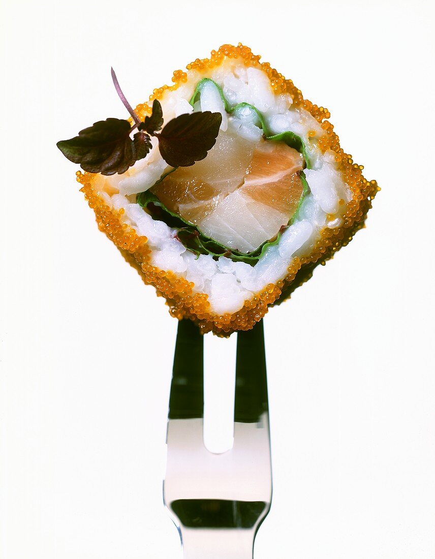 California maki with spinach, fish and lumpfish roe