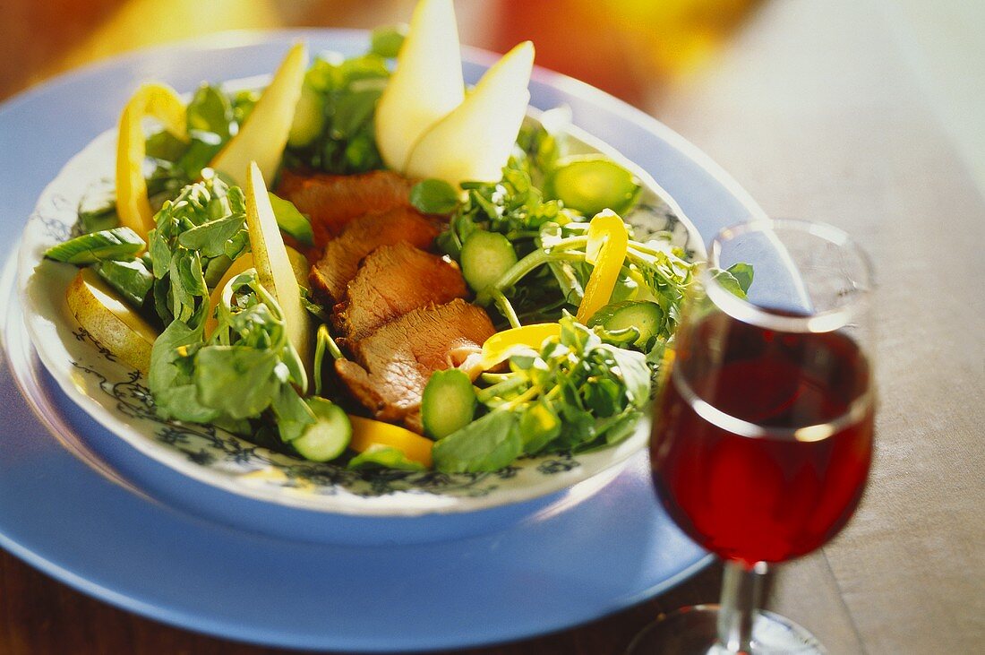 Salad with roast beef and pears