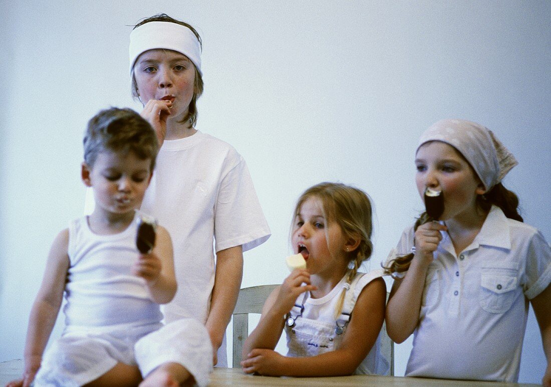 Eine Gruppe von Kindern beim Eis essen