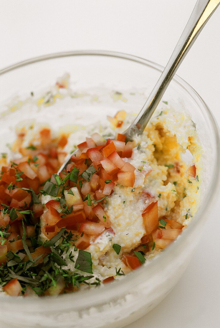 Gratinmasse für Fisch (Eigelb, Weißbrot, Butter, Tomaten)