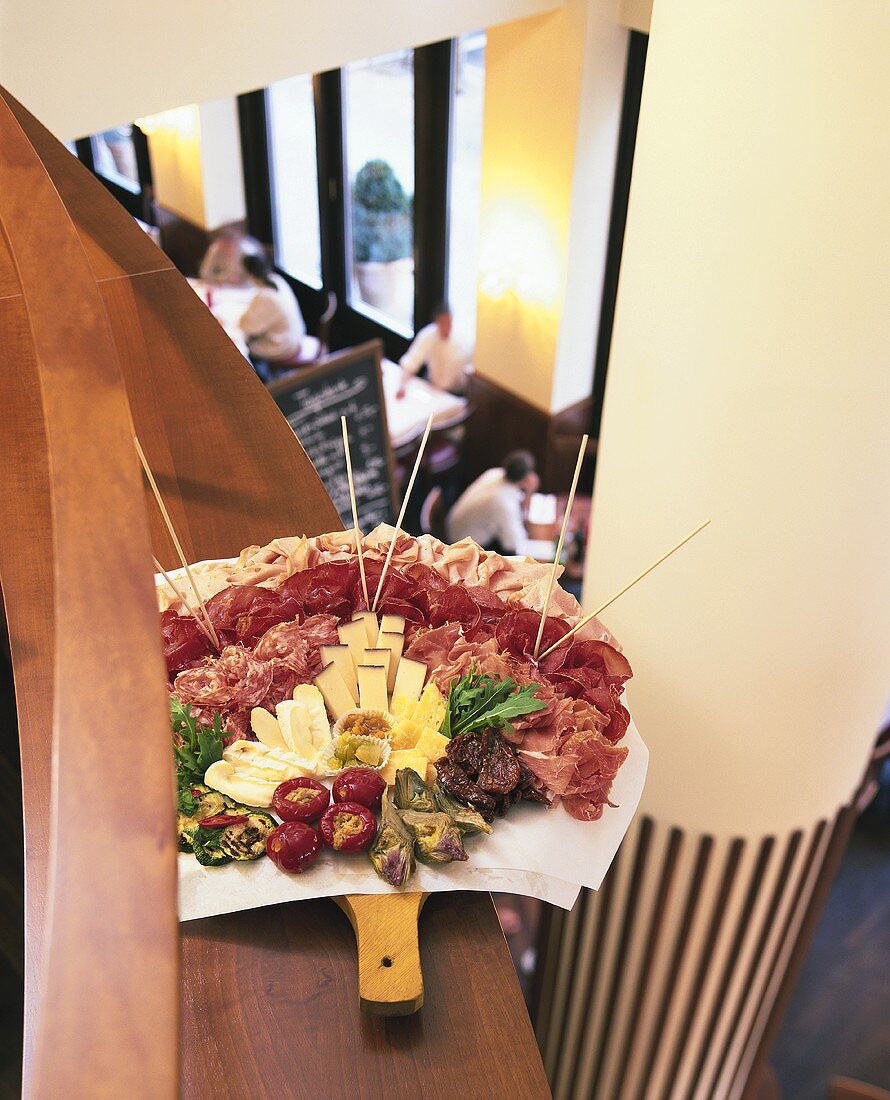 Appetiser platter with ham, cheese and vegetables