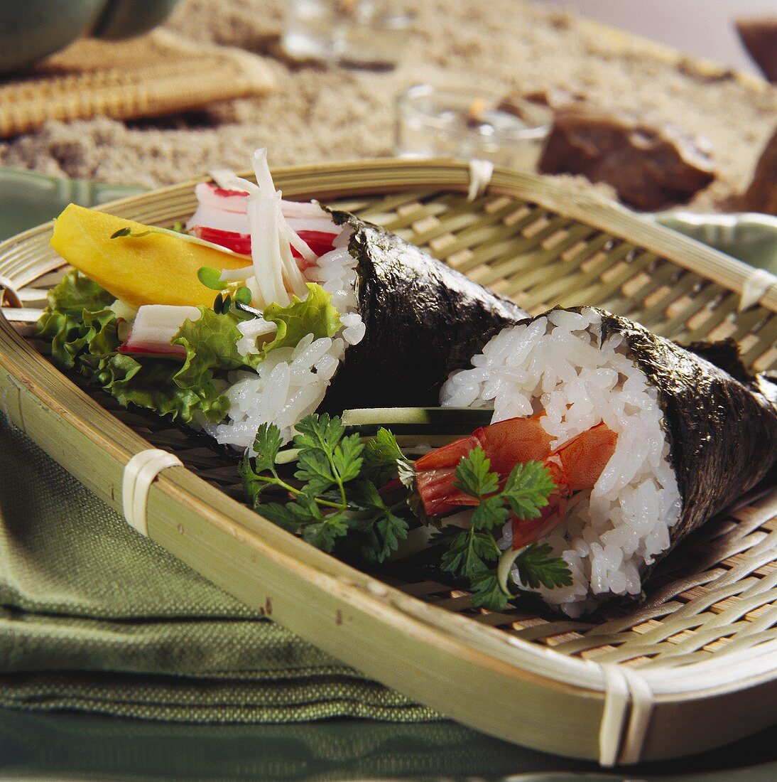 Zwei Temaki-Sushi