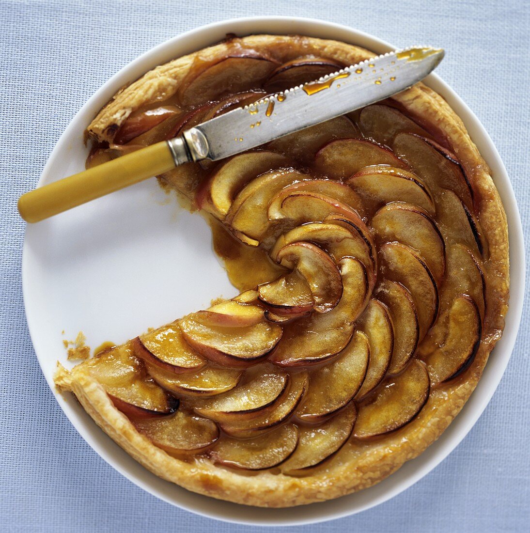 Apple tart with knife