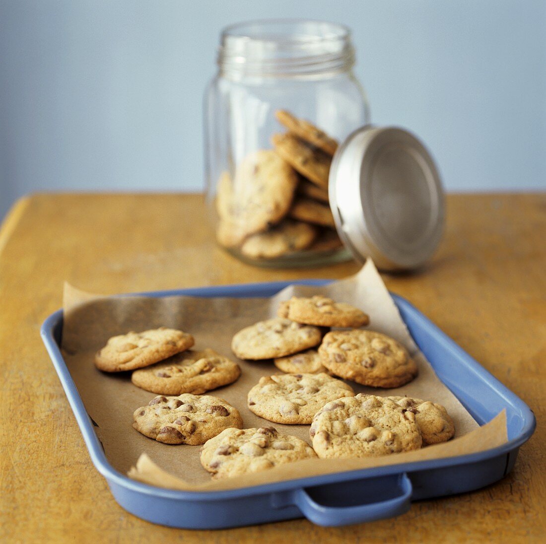 Chololate Chip Cookies auf Backblech und im Glas