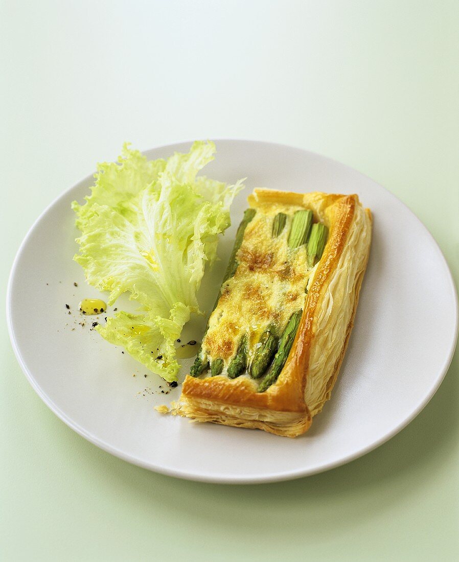 Green asparagus and cheese tart with puff pastry crust