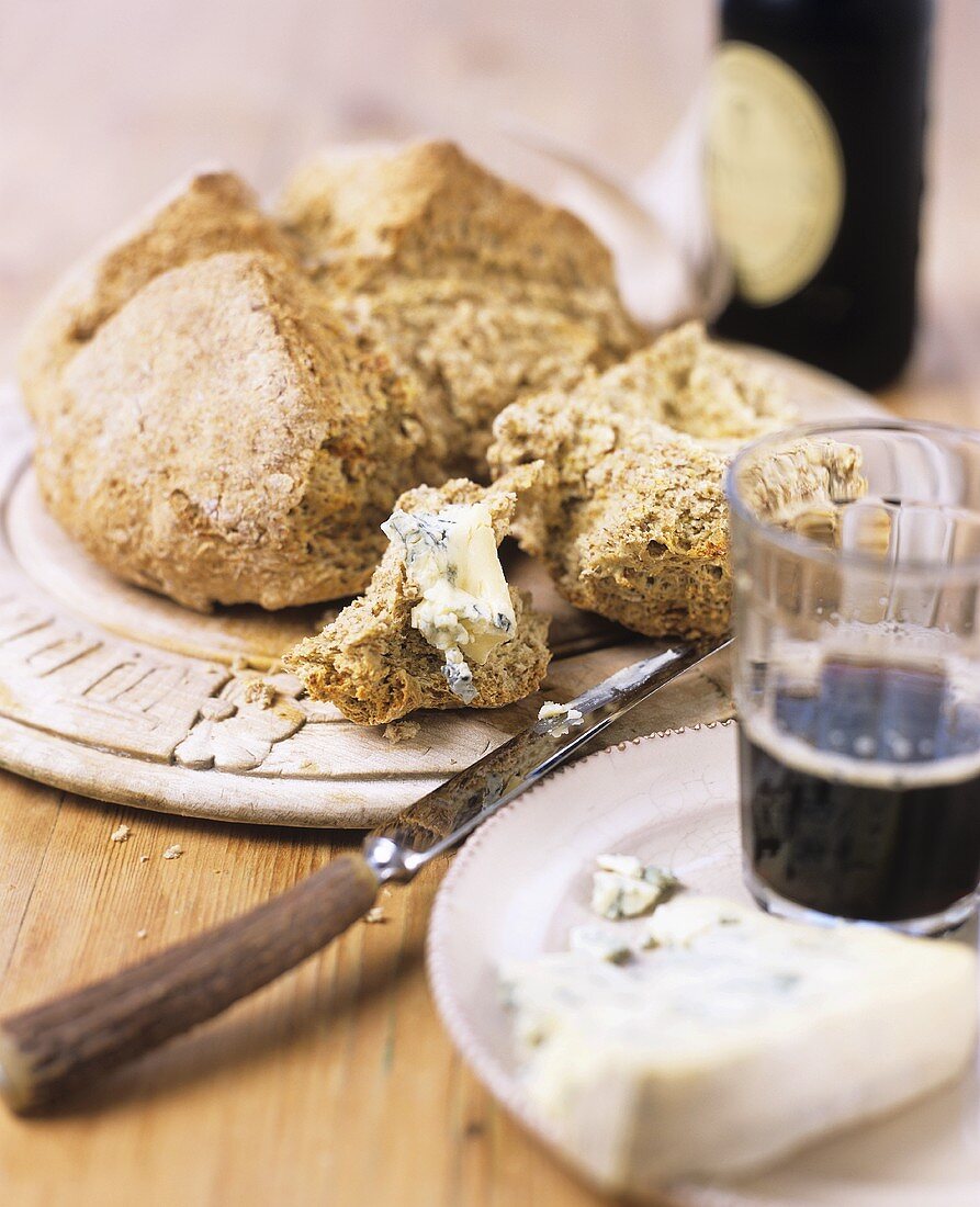 Blauschimmelkäse mit dunklem Bier und Brot