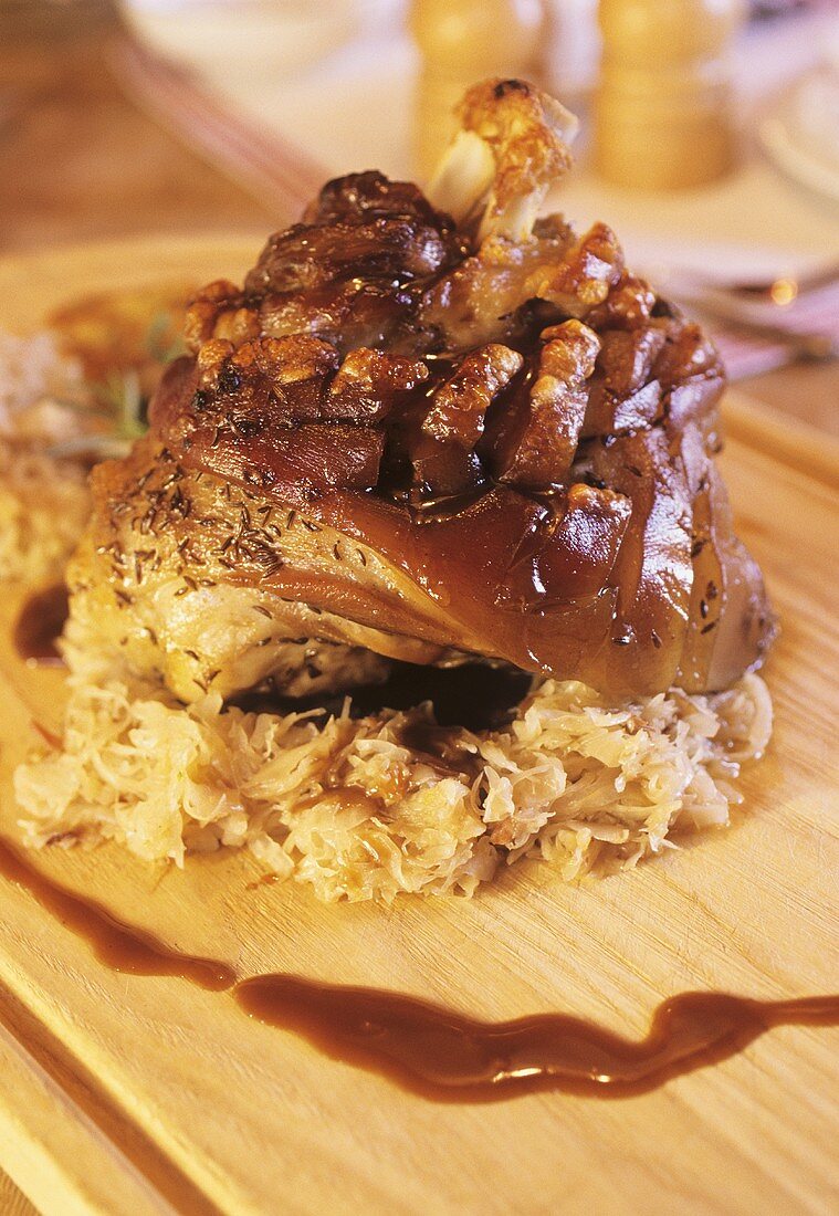 Schweinshaxe mit Sauerkraut