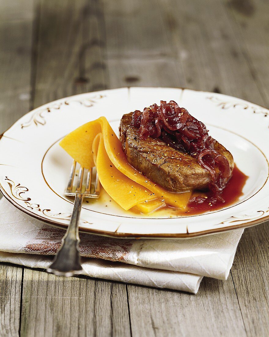 Rinderfilet mit Rotweinschalotten und Kürbis