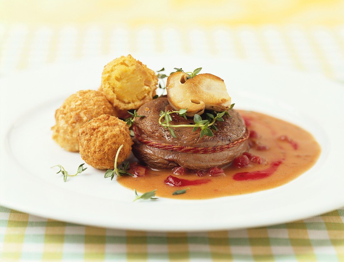 Hirschrückensteak mit Steinpilz und Kartoffelbällchen