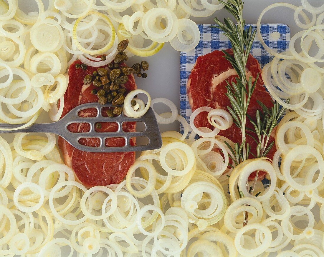 Rindfleisch mit Zwiebelringen