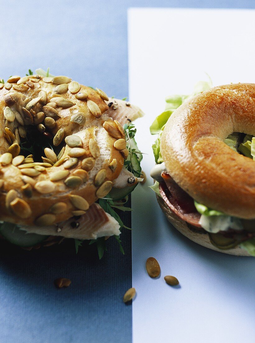 Kürbiskern-Bagel mit Räucherforelle und Bagel mit Roastbeef