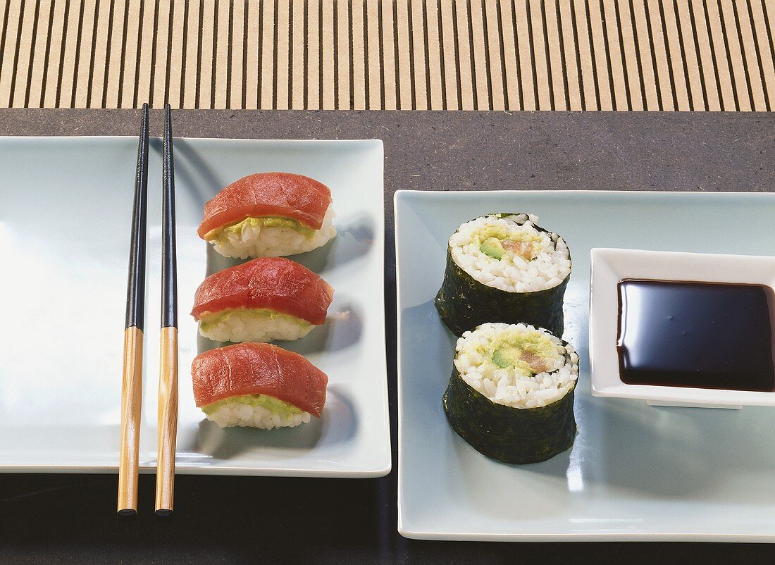 Nigiri-Sushi mit Thunfisch und Hosomaki-Sushi