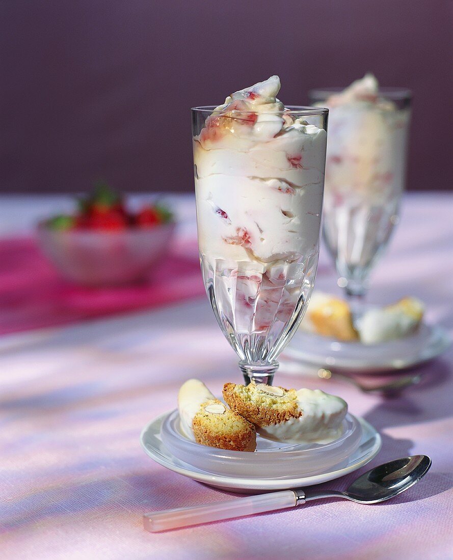 Strawberry mascarpone cream with biscotti