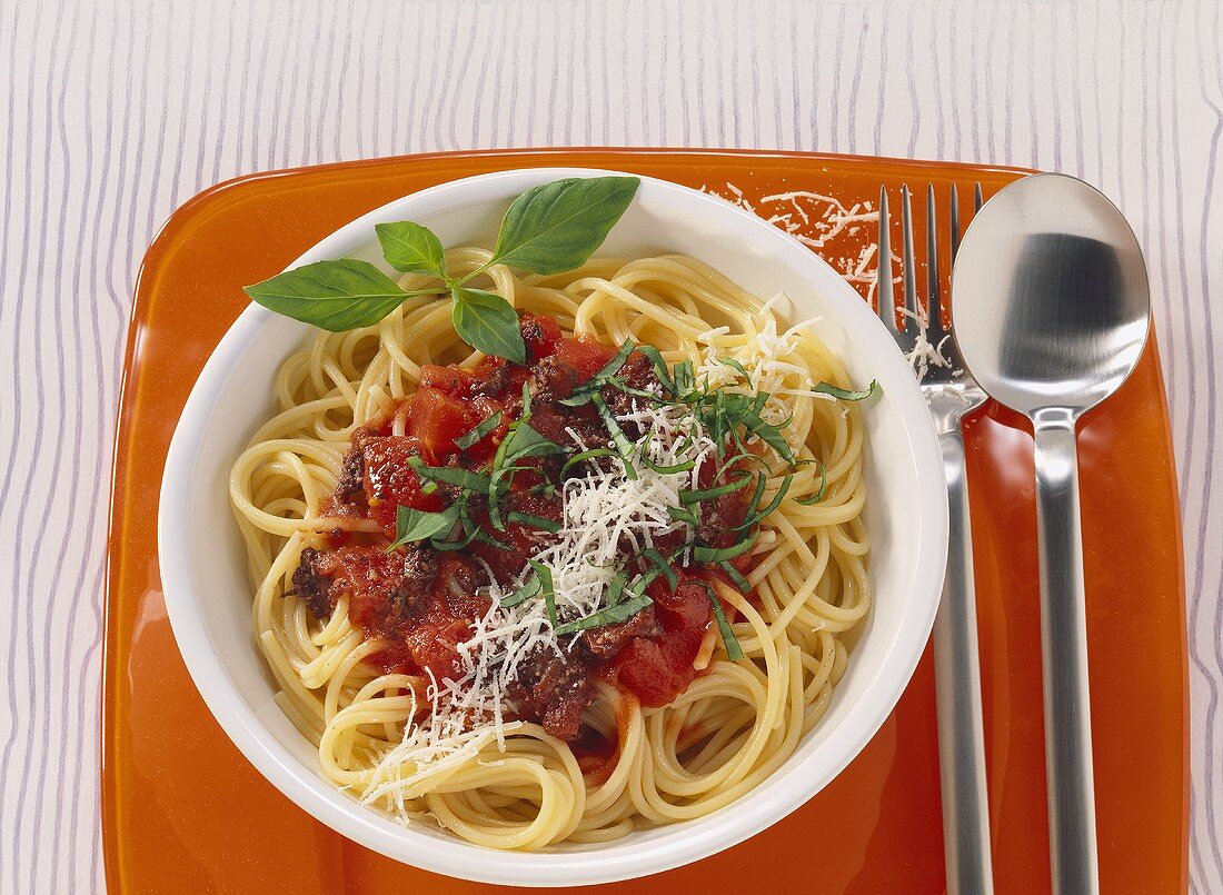Spaghetti with tomatoes and olive paste