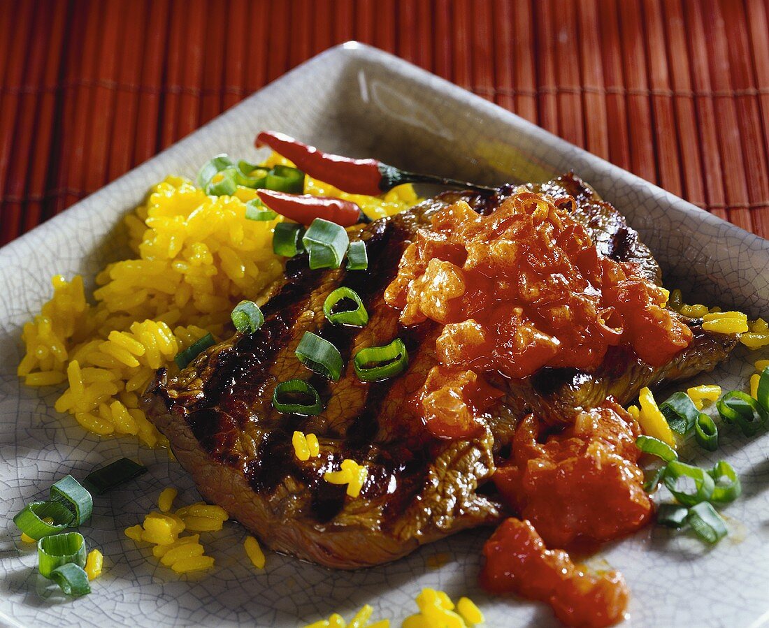 Steak mit rotem Knoblauchrelish und Reis