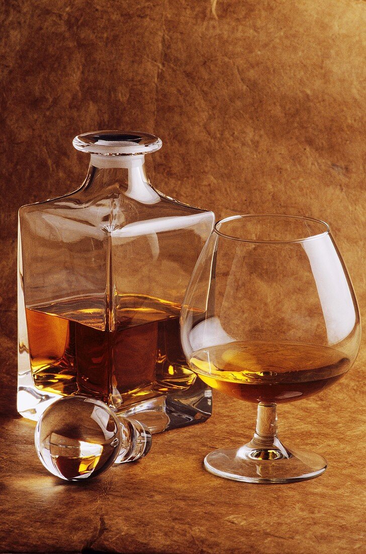 Cognac in einer Flasche und im Glas