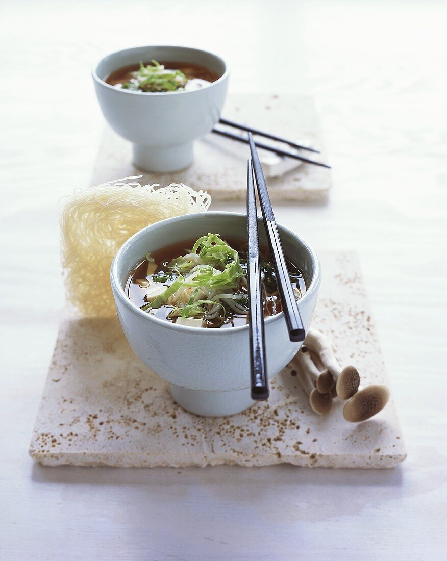 Misosuppe mit Glasnudeln und Tofu