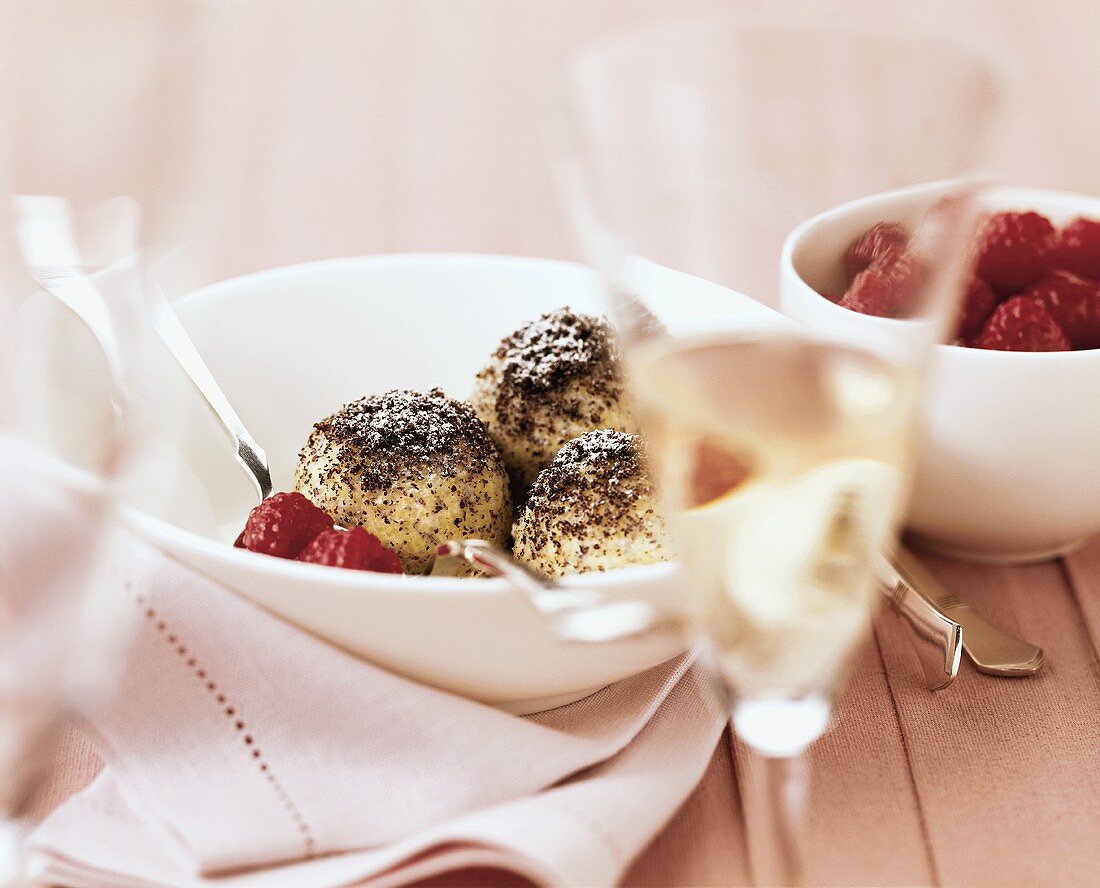 Quark-Mohn-Knödel mit frischen Himbeeren