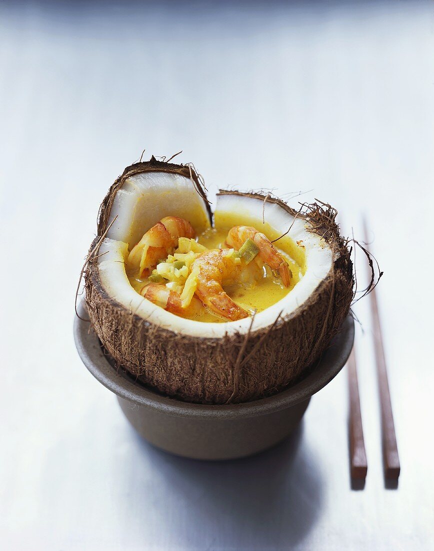 Kokos-Curry-Suppe mit Garnelen in Kokosnuss