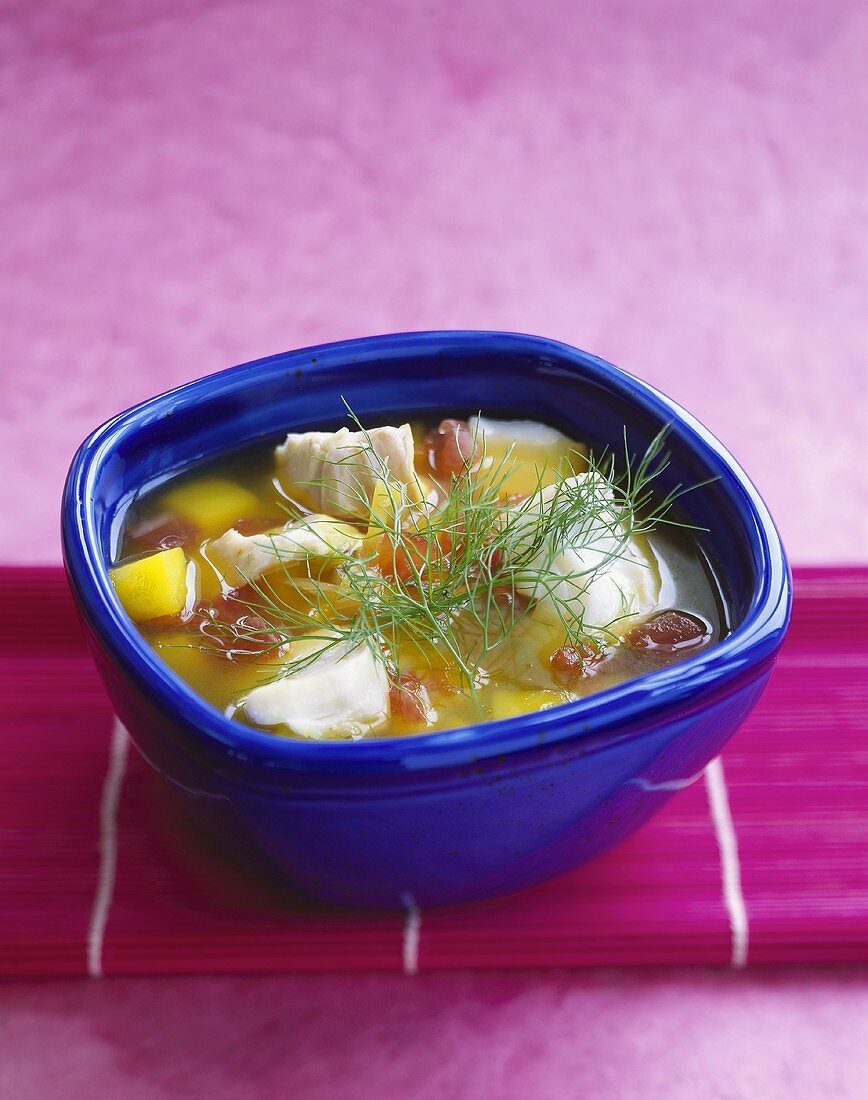 Suppe mit Kabeljau und Gemüse