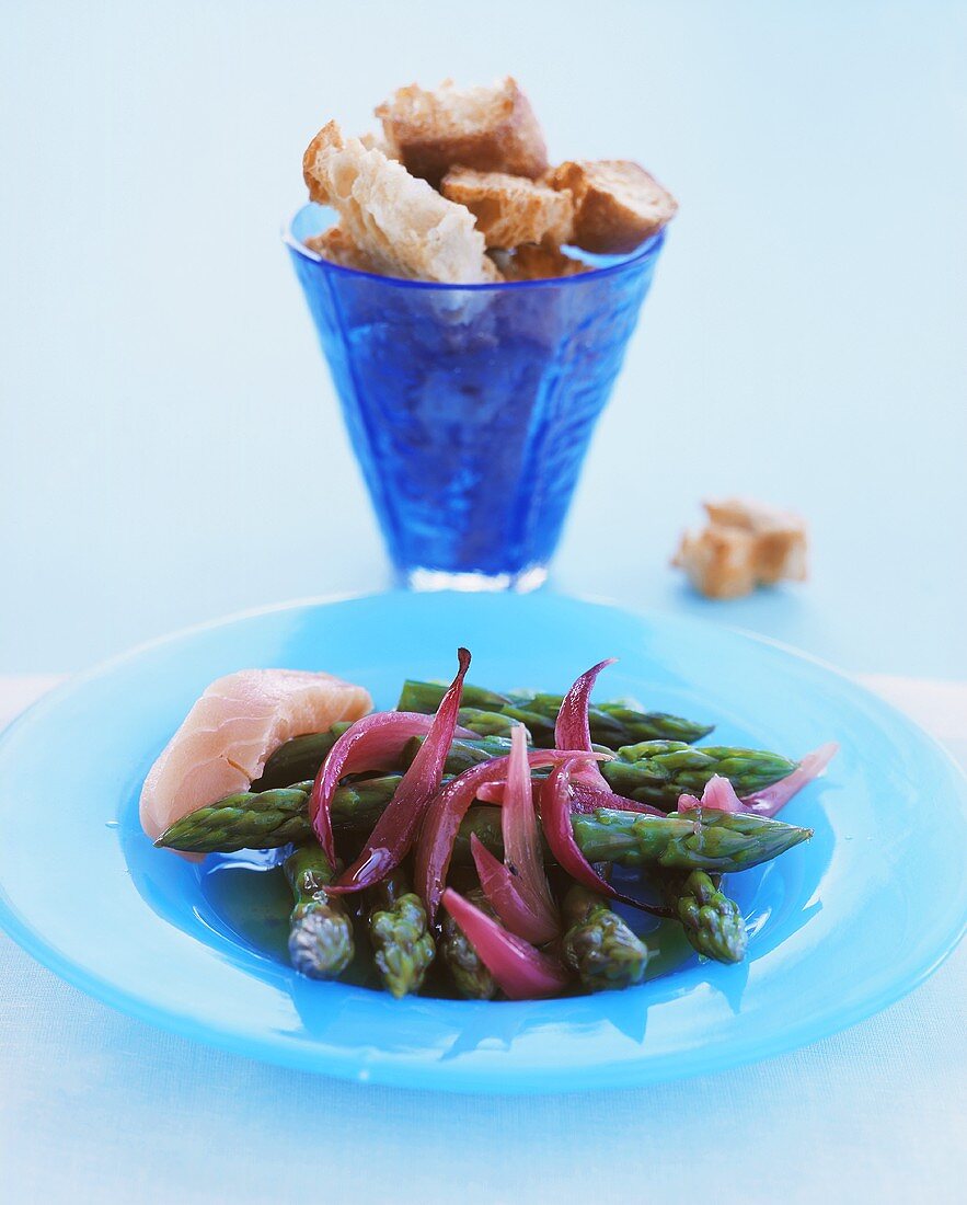 Grüner Spargelsalat mit Zwiebeln, Lachs und Brotwürfeln