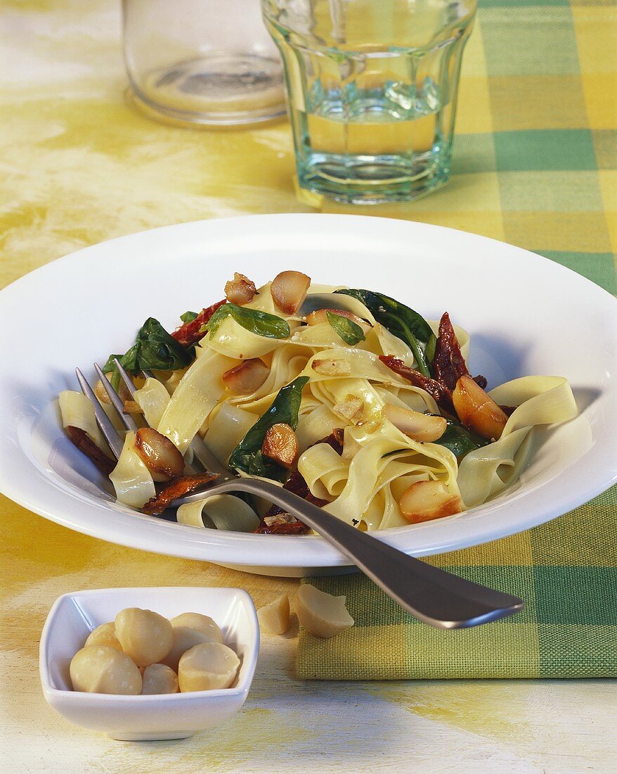 Tagliatelle mit Spinat und Macadamianüssen