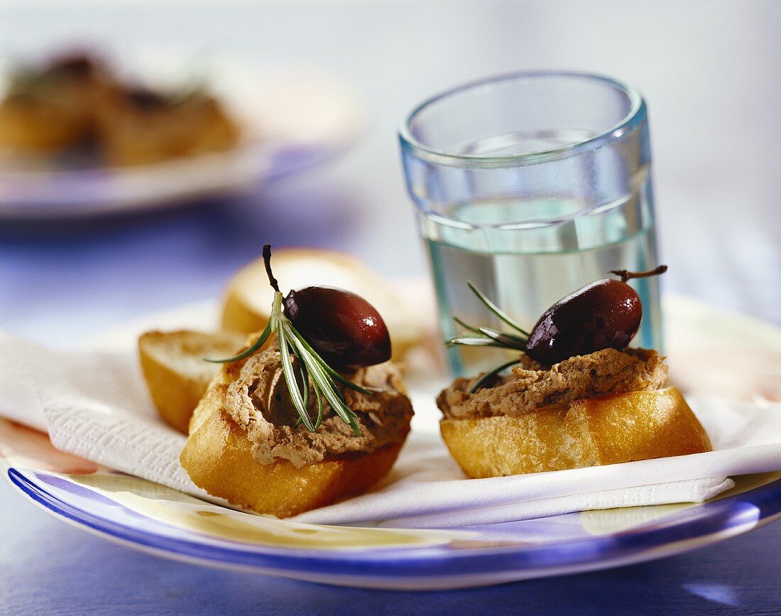 Crostini (Röstbrote mit Hühnerleber & schwarzer Olive)