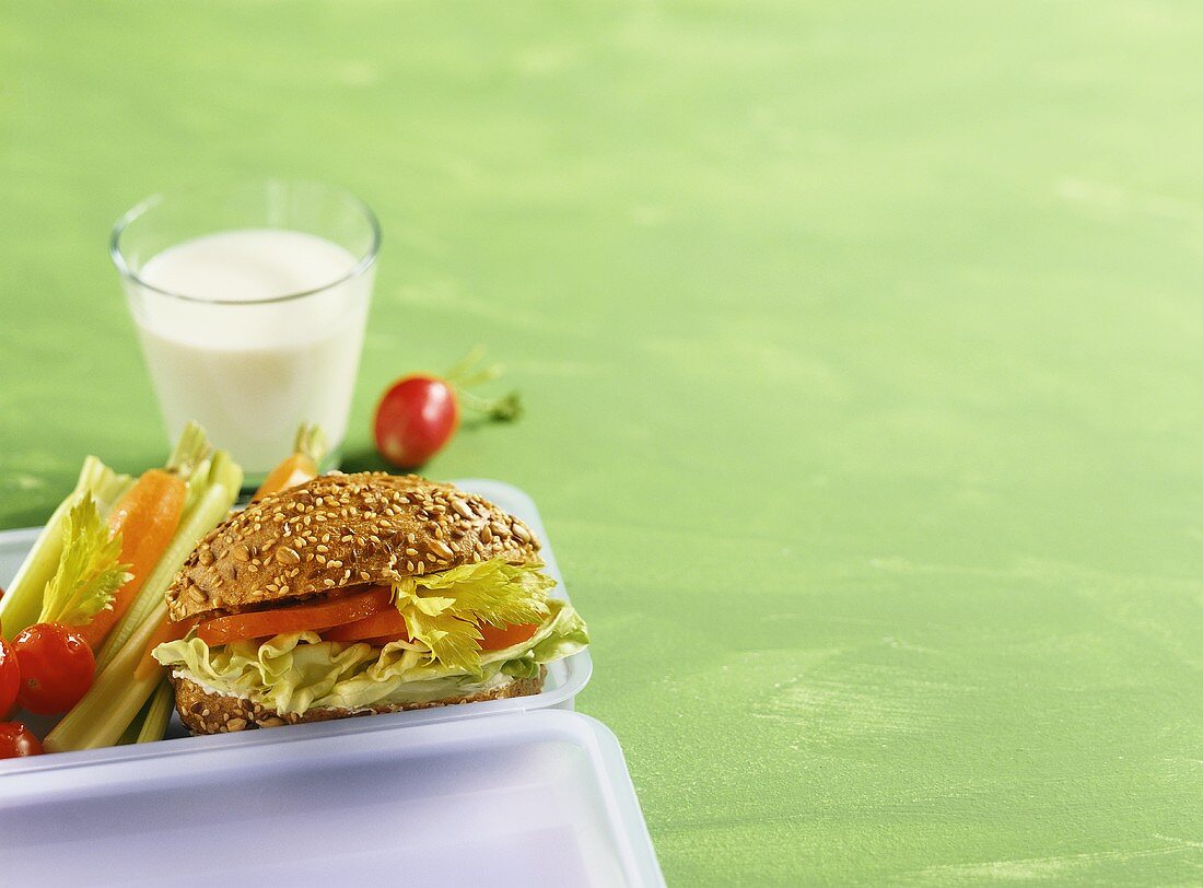 Vollkornsandwich mit Gemüse und ein Glas Milch