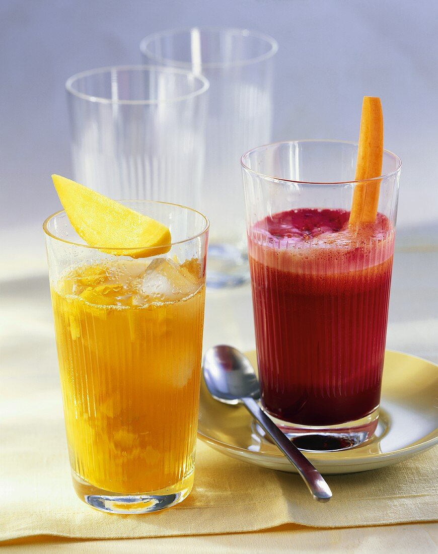 Mango iced tea and beetroot juice with carrot