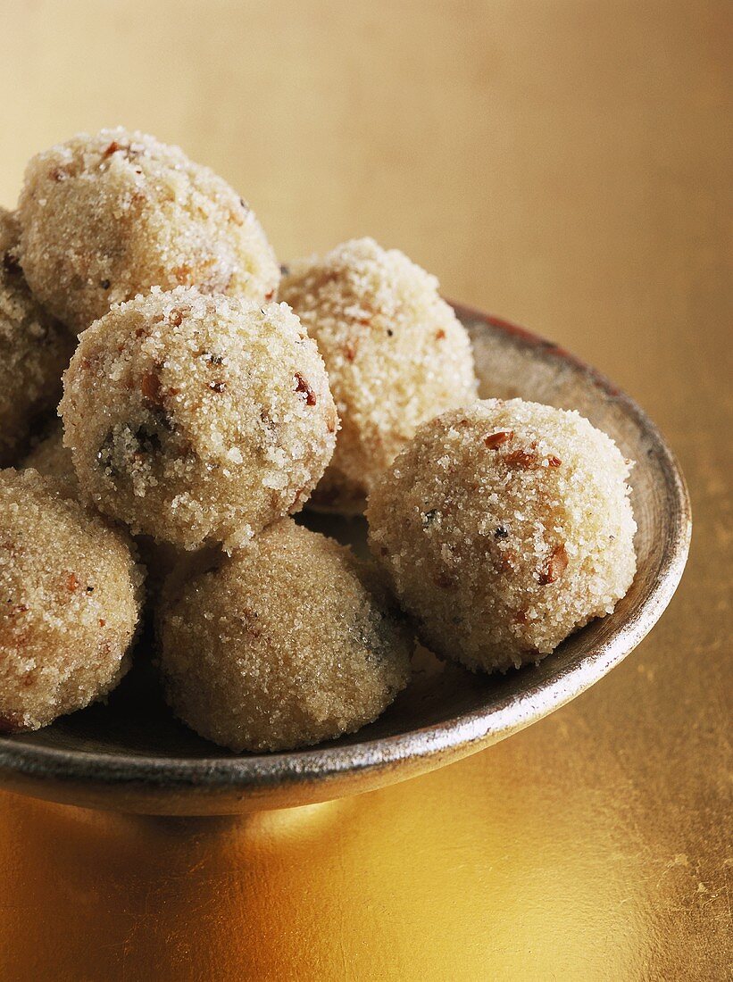 Sweet semolina balls (India)