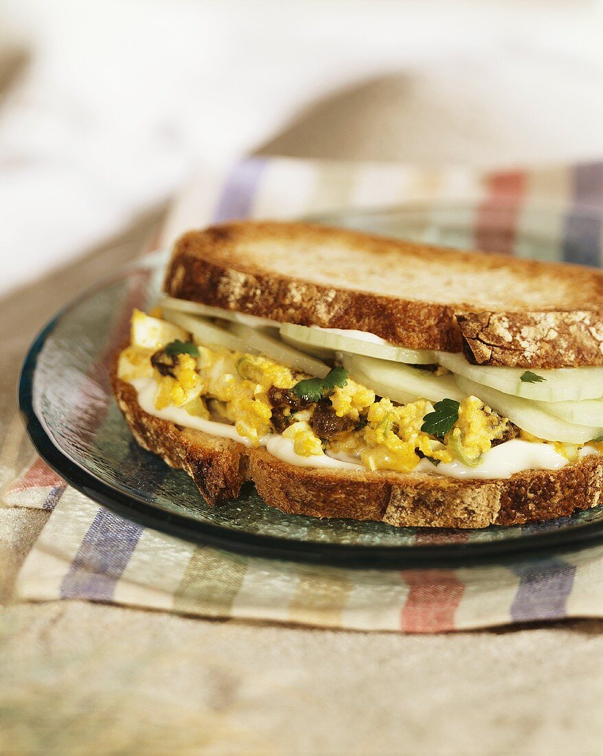 Sandwich mit Eiersalat und Gurkenscheiben