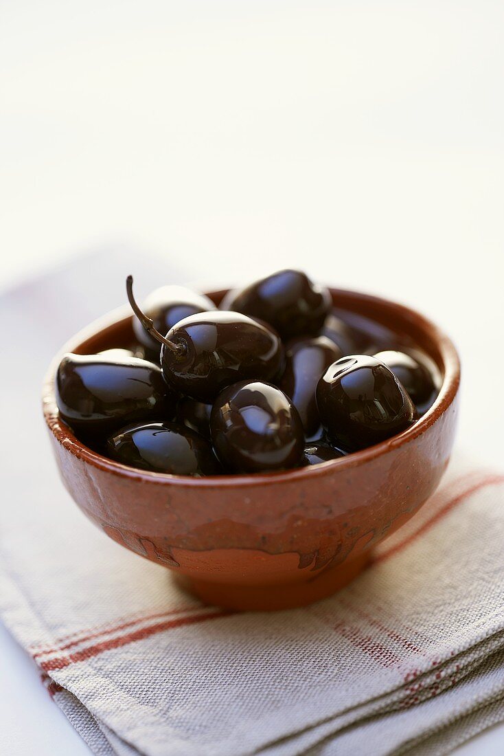 Schwarze Oliven in Schälchen