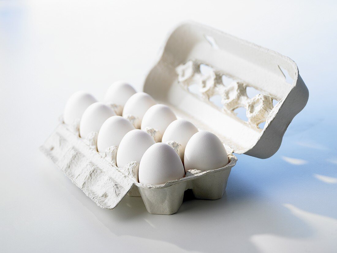Zehn weiße Eier im offenen Eierkarton